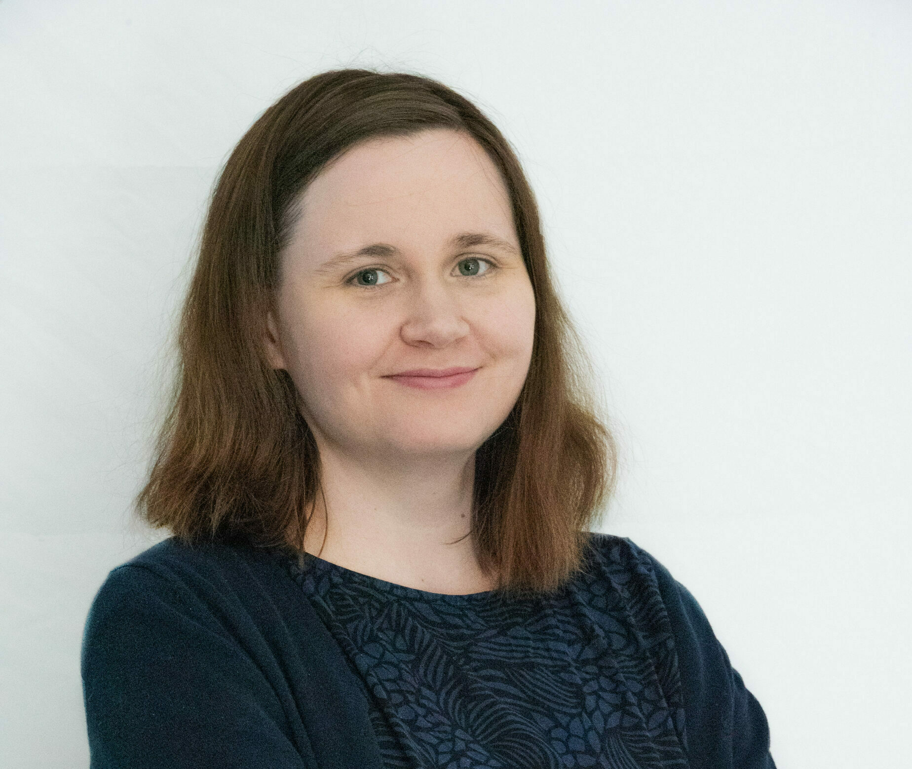 kuva Jutasta jolla hartioille ruskea tukka ja sininen pusero